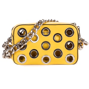 Prada Grommet Bauletto Chain Bag  en  amarillo Cuero de ternero