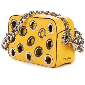 Prada Grommet Bauletto Chain Bag  en  amarillo Cuero de ternero