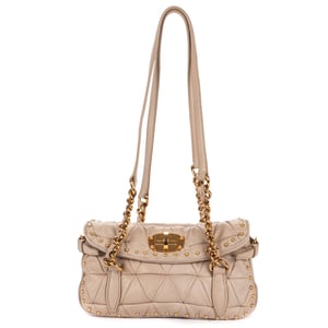 Miu Miu Turn Lock Studded Flap  en  beige Cuero de ternero