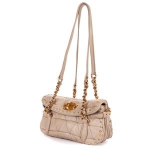 Miu Miu Turn Lock Studded Flap  en  beige Cuero de ternero