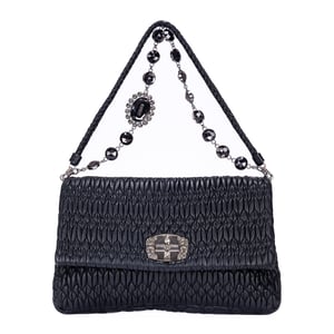 Miu Miu Medium Crystal Chain Flap Clutch  en  negro Cuero de ternero