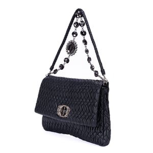 Miu Miu Medium Crystal Chain Flap Clutch  en  negro Cuero de ternero