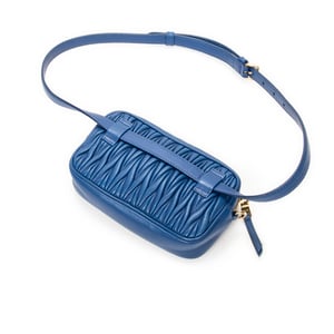 Miu Miu Small Belt Bag  en  azul Cuero de ternero