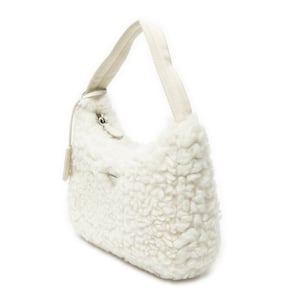 Prada Mini Shearling Zip Hobo  en  marfil Lienzo