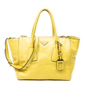 Prada Twin Pocket Double Handle Tote  en  amarillo Cuero de ternero
