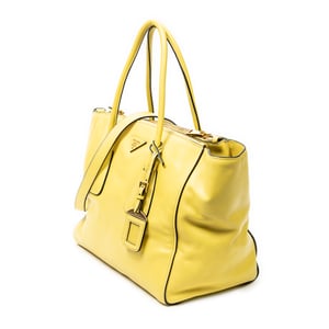 Prada Twin Pocket Double Handle Tote  en  amarillo Cuero de ternero