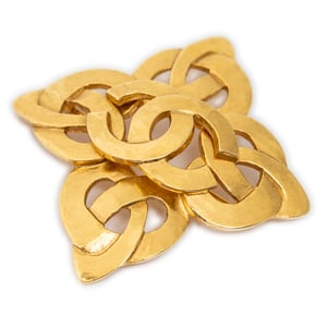 Chanel CC Quatrefoil Knot Brooch Pin  en  oro Acero inoxidable sin níquel