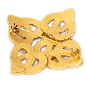 Chanel CC Quatrefoil Knot Brooch Pin  en  oro Acero inoxidable sin níquel