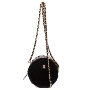 Chanel CC Shearling Chevron Round Crossbody  en  negro Cuero de ternero