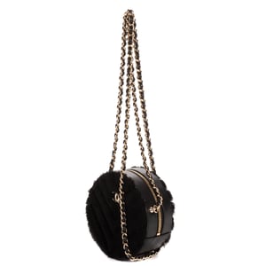 Chanel CC Shearling Chevron Round Crossbody  en  negro Cuero de ternero