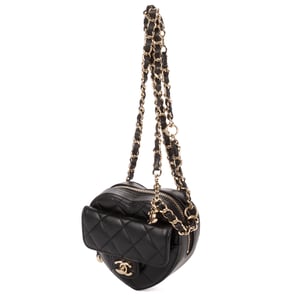 Chanel Heart Belt Bag  en  negro Cuero de ternero
