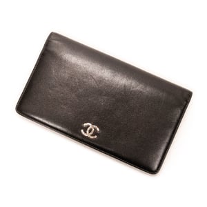 Chanel L-Yen Bifold Wallet  en  negro Cuero de ternero