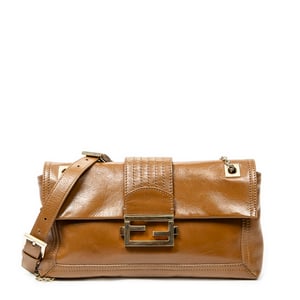 Fendi Baguette Chain Flap  en  Tan Cuero de ternero