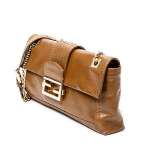Fendi Baguette Chain Flap  en  Tan Cuero de ternero