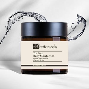 Dr. Botanicals Set que incluye exfoliante facial de árbol de té, crema hidratante antiedad de día y de noche y crema hidratante corporal.