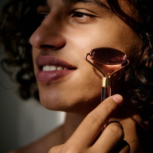 Dr. Botanicals Rodillo facial armonizador y equilibrante Tiger Eye (mango de metal dorado)