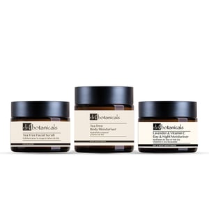 Dr. Botanicals Set que incluye exfoliante facial de árbol de té, crema hidratante antiedad de día y de noche y crema hidratante corporal.