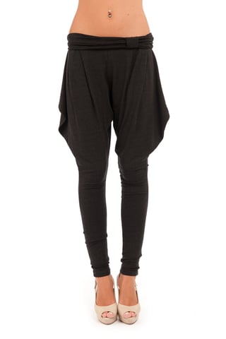 Pantalones estilo harén en jersey negro con bolsillos.