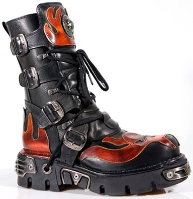 Botas de motociclista con calavera de cuero negro y rojo con detalles en llamas de New Rock 107-S1