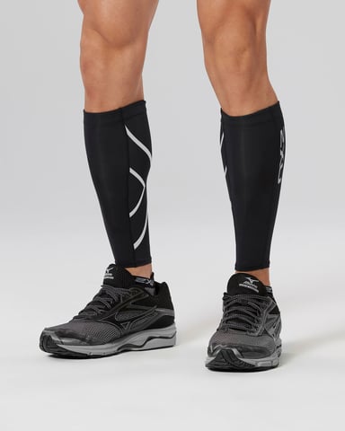 2XU Compresión Unisex Guardias de terneros flexibles en blanco/negro