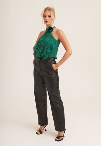 Top con cuello halter y detalle de volantes