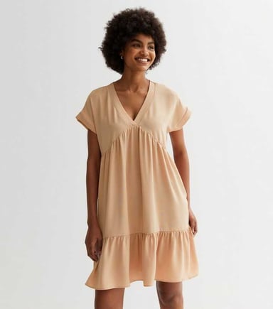Vestido mini evasé con cuello en V y niveles