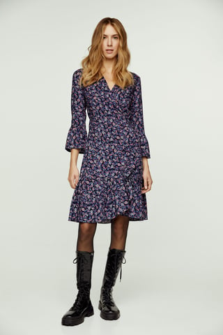 Vestido estampado de viscosa con efecto envolvente y mangas acampanadas.