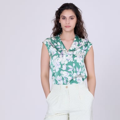 Sleeveless blouse with wide flat collar and macro flower print