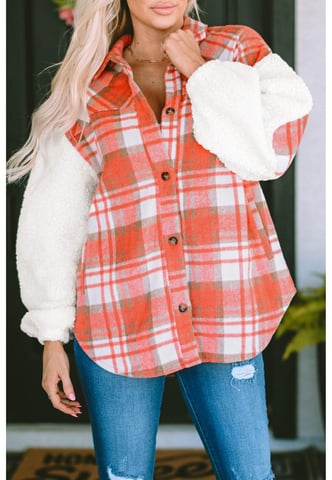 Chaqueta tipo shacket de mujer con mangas de sherpa y estampado de cuadros en rojo