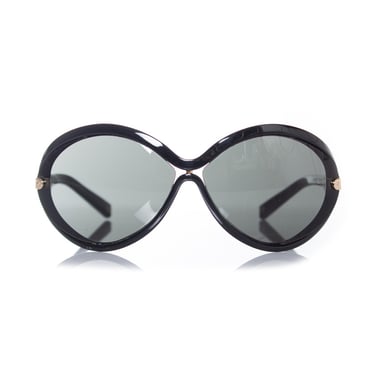 Black oval sunglasses
