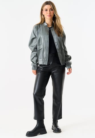 Chaqueta bomber metálica con cintura elástica