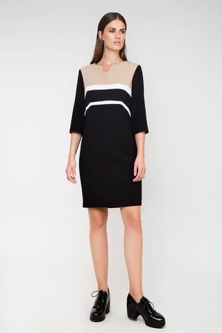 Vestido recto con detalles de paneles.