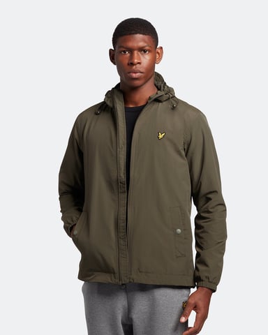 Chaqueta ligera corta con capucha en color verde oliva con la marca Lyle & Scott