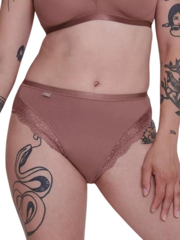 Romance Tai Brief