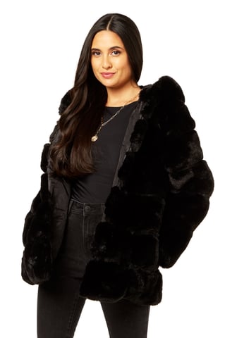 Chaqueta con capucha de pelo de corte horizontal