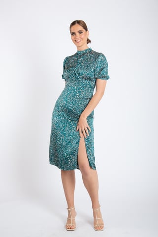 Vestido midi con cuello alto y estampado animal
