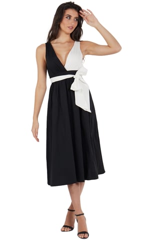 Vestido midi negro con cintura anudada de popelina blanca en contraste