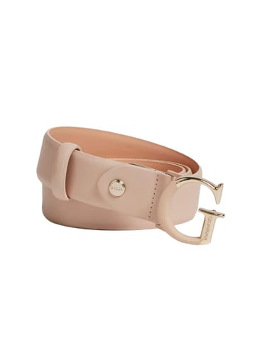 Cinturón clásico Guess para mujer con logotipo dorado