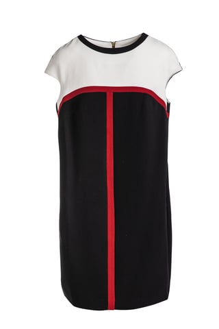 Vestido tipo saco con detalle a rayas.
