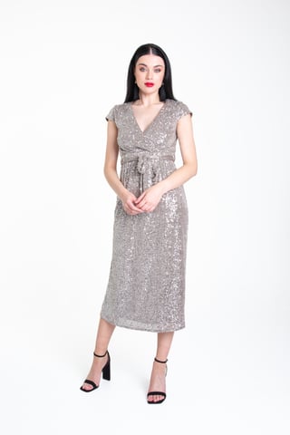 Vestido midi cruzado con cinturón de lentejuelas
