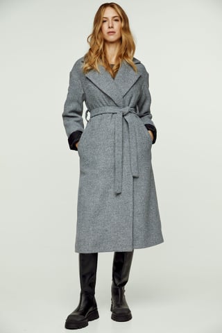Abrigo de invierno tejido de lana gris melange con cuello chal y cinturón elegante