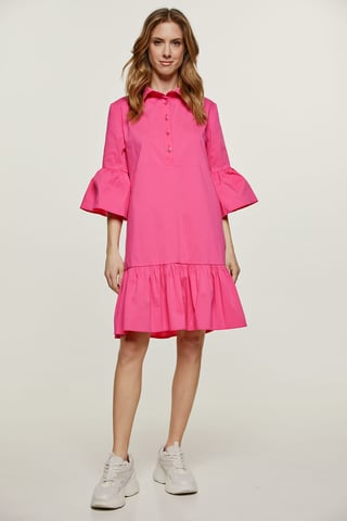 Vestido fucsia con mangas acampanadas y dobladillo con volantes