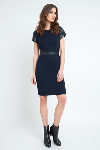Vestido con detalle de cuero sintético.