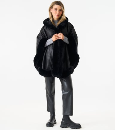 Poncho con detalle de bolsillo y cuello de piel