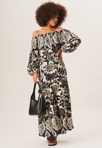 Vestido largo con escote Bardot y estampado monocromático