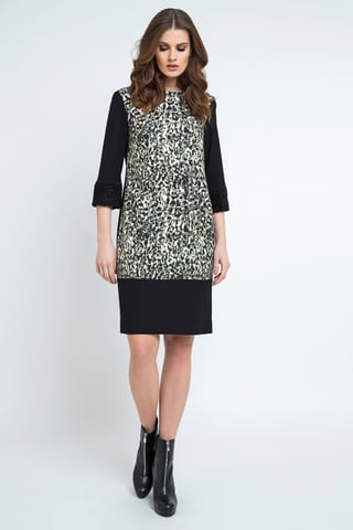 Vestido recto con estampado animal.