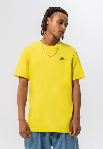 Camiseta Nike Sportswear Club para hombre en amarillo