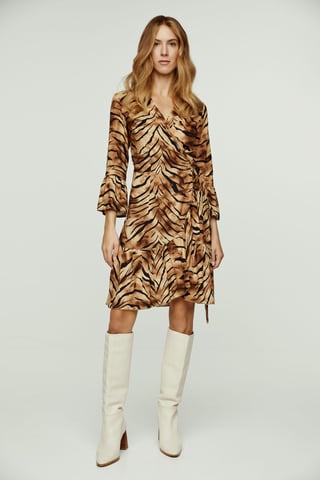 Vestido cruzado de viscosa con estampado de tigre y mangas acampanadas.