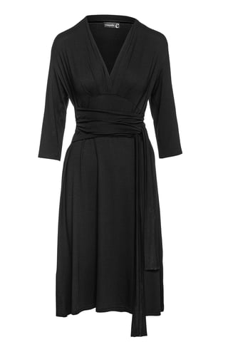 Vestido negro de línea imperio con cinturón.