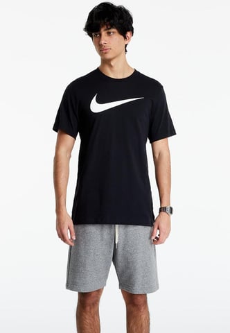 Camiseta negra con logo Swoosh de Nike